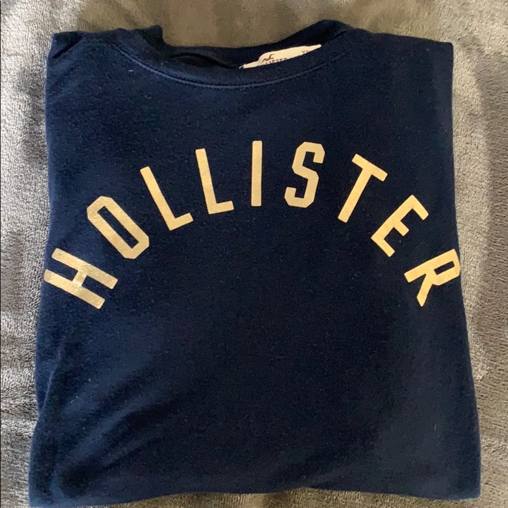 NAVY AND GOLD HOLLISTER TEE